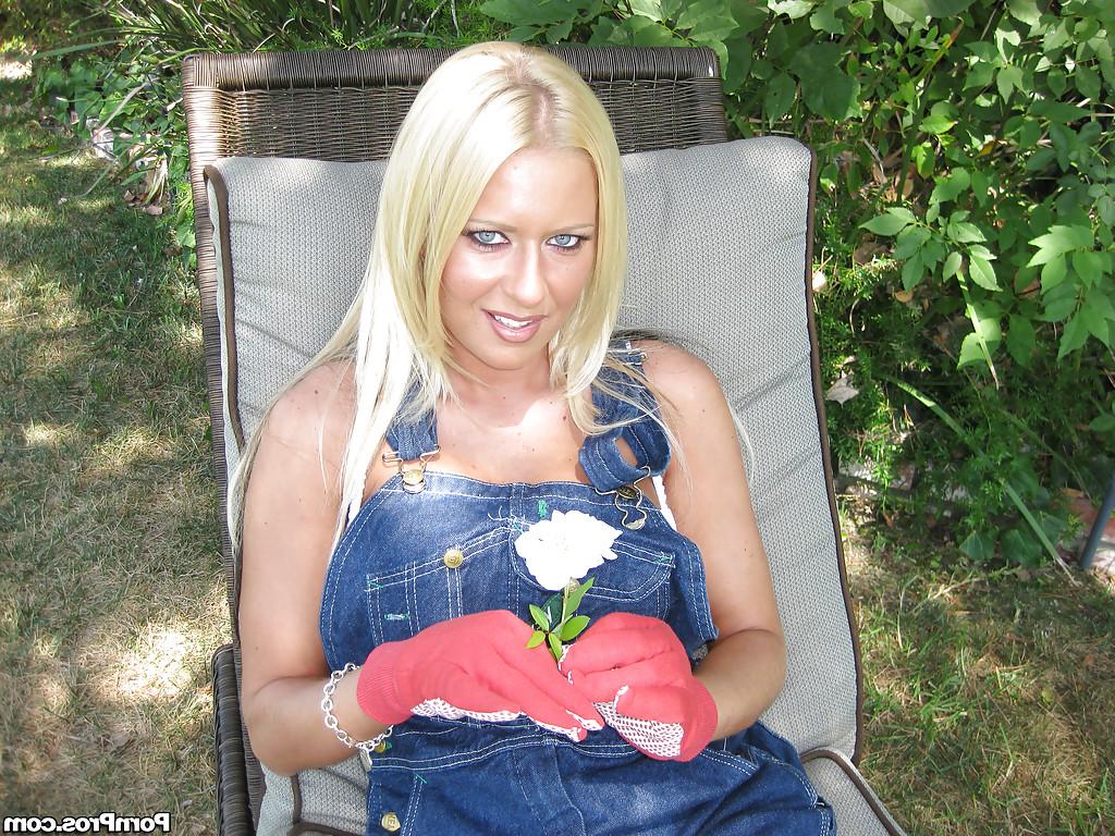 16P Amateur-Babe mit großen Titten Riley Evans spreizt ihre Muschi im Freien