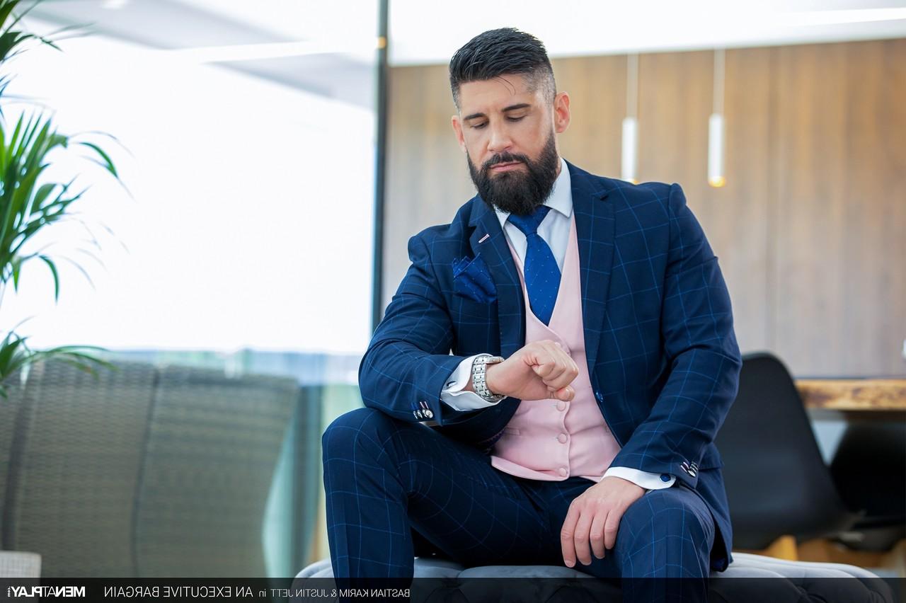 20P O jovem empresário Bastian Karim é fodido pelo urso gay Justin Jett