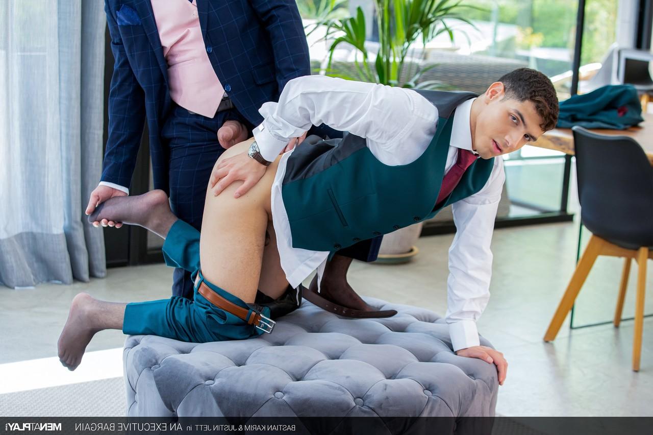 20P O jovem empresário Bastian Karim é fodido pelo urso gay Justin Jett