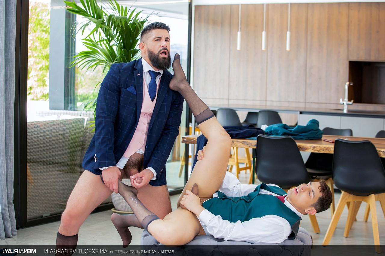 20P O jovem empresário Bastian Karim é fodido pelo urso gay Justin Jett