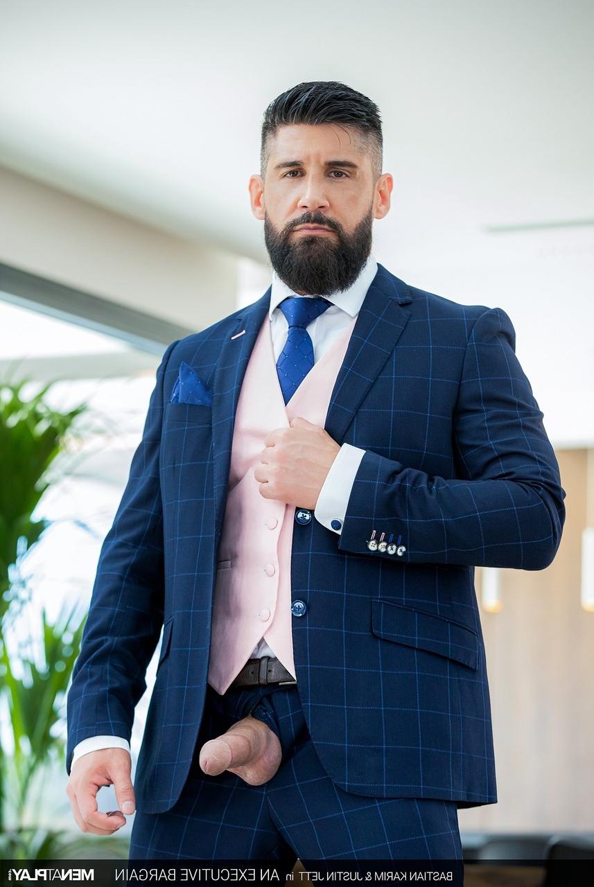 20P O jovem empresário Bastian Karim é fodido pelo urso gay Justin Jett