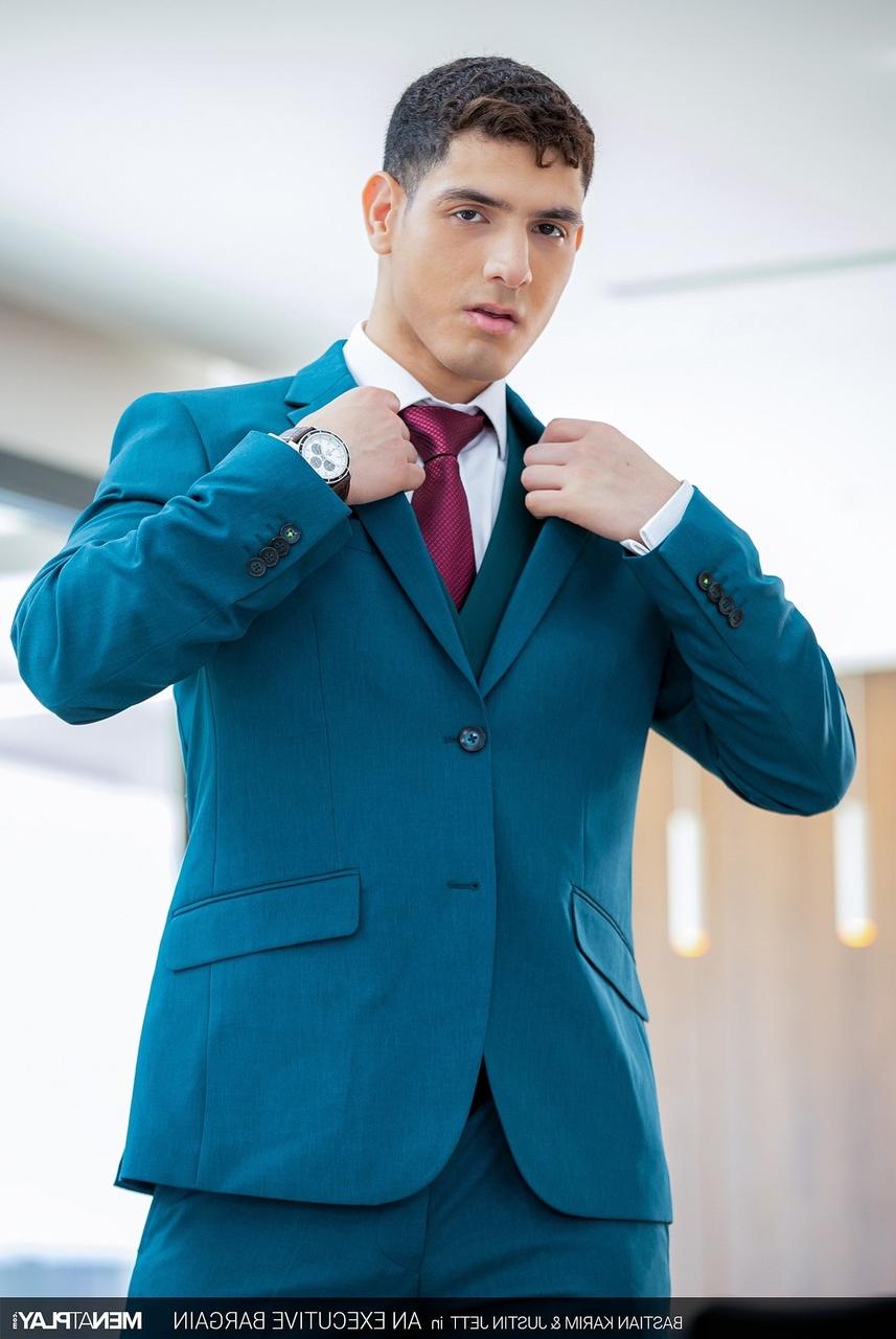 20P O jovem empresário Bastian Karim é fodido pelo urso gay Justin Jett