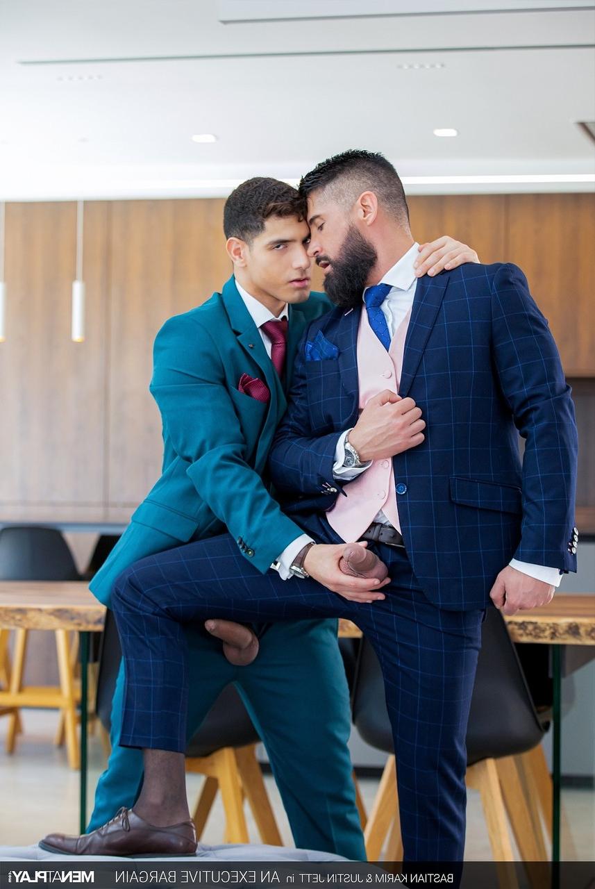 20P O jovem empresário Bastian Karim é fodido pelo urso gay Justin Jett