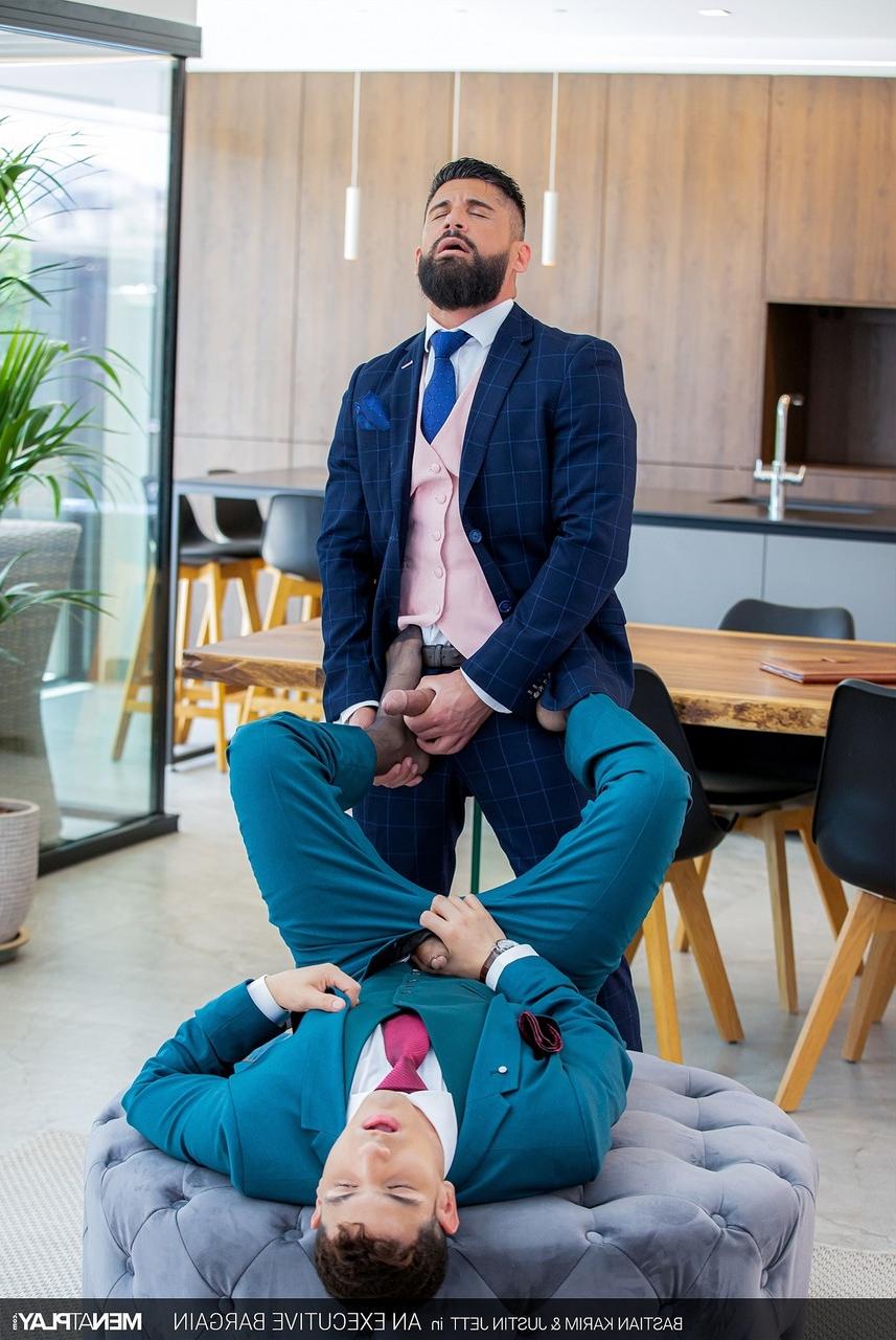 20P O jovem empresário Bastian Karim é fodido pelo urso gay Justin Jett