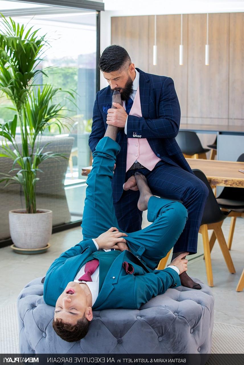 20P O jovem empresário Bastian Karim é fodido pelo urso gay Justin Jett