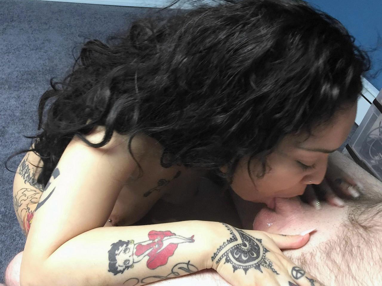 20P Latina tatuada de cabelos negros Brooklyn Love chupa e engasga um pau duro