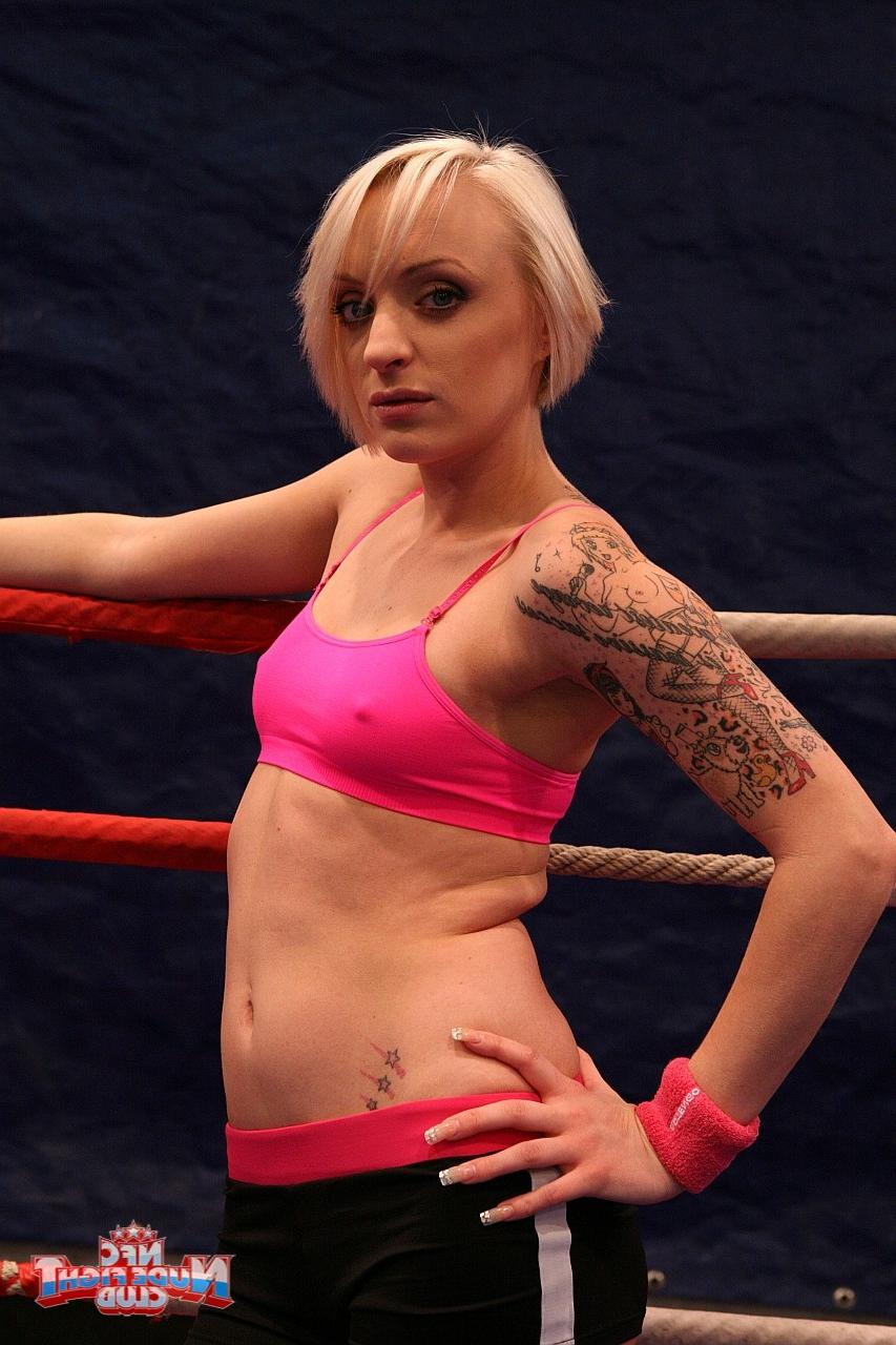 17P Las luchadoras cachondas Lucy Bell y Paige Fox lamiendo el coño en un primer plano del ring