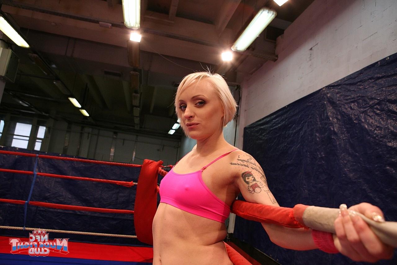 17P Las luchadoras cachondas Lucy Bell y Paige Fox lamiendo el coño en un primer plano del ring
