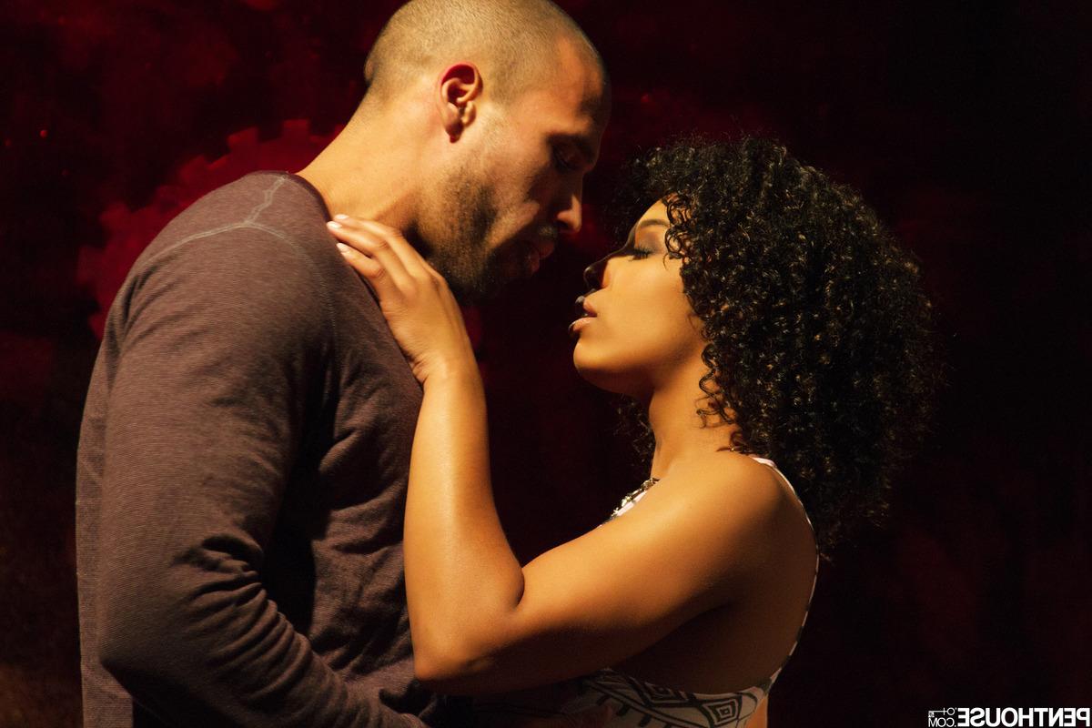 17P A garota negra Misty Stone ostenta cabelos cacheados e justos enquanto faz sexo com seu amante