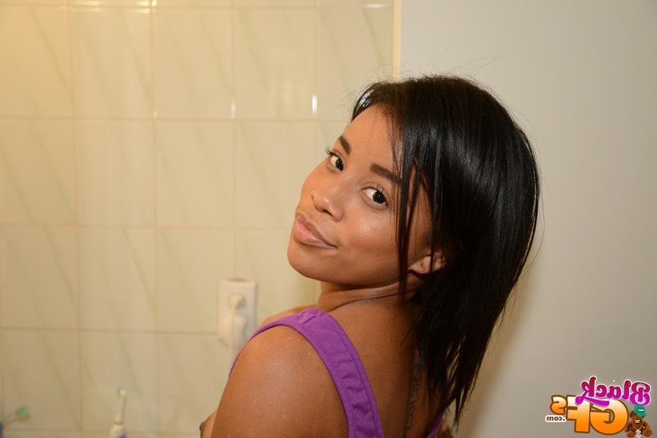 13P A linda garota negra de 18 anos, Nala, tirando selfies nuas enquanto se despia