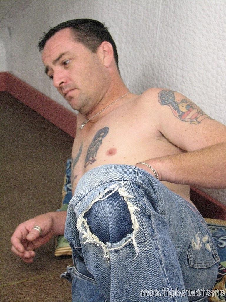 20P El amateur tatuado Joshua Tat muestra su pequeña polla con grandes bolas y se masturba