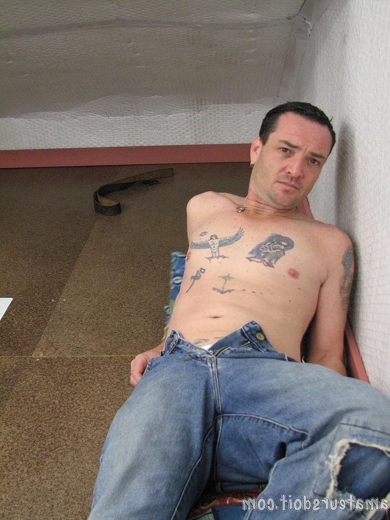 20P El amateur tatuado Joshua Tat muestra su pequeña polla con grandes bolas y se masturba
