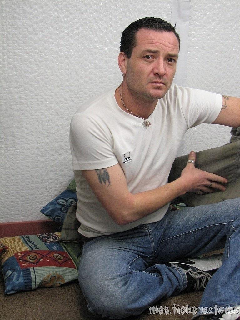 20P El amateur tatuado Joshua Tat muestra su pequeña polla con grandes bolas y se masturba