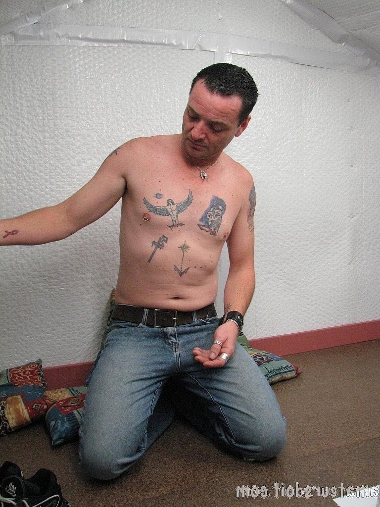 20P El amateur tatuado Joshua Tat muestra su pequeña polla con grandes bolas y se masturba