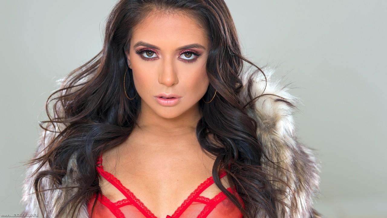 12P La sexy Jynx Maze se quita la camiseta con reflejo nauseoso y permanece en magnífica lencería roja
