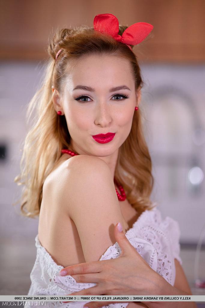 18P A encantadora adolescente Kelly Collins fica nua com meias brancas com babados e saltos vermelhos
