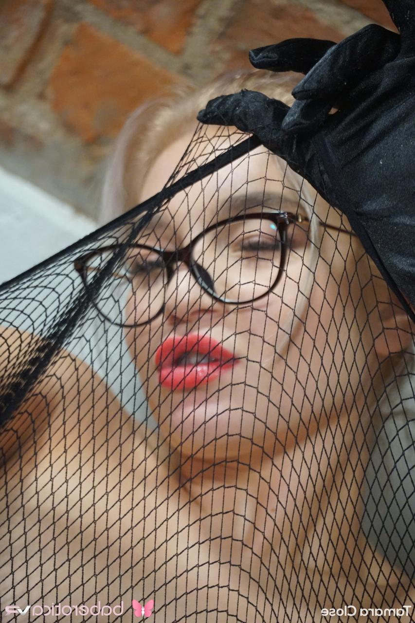 20P Loira nerd com peitos grandes Tamara Close brinca com seu buraco em meia arrastão sexy