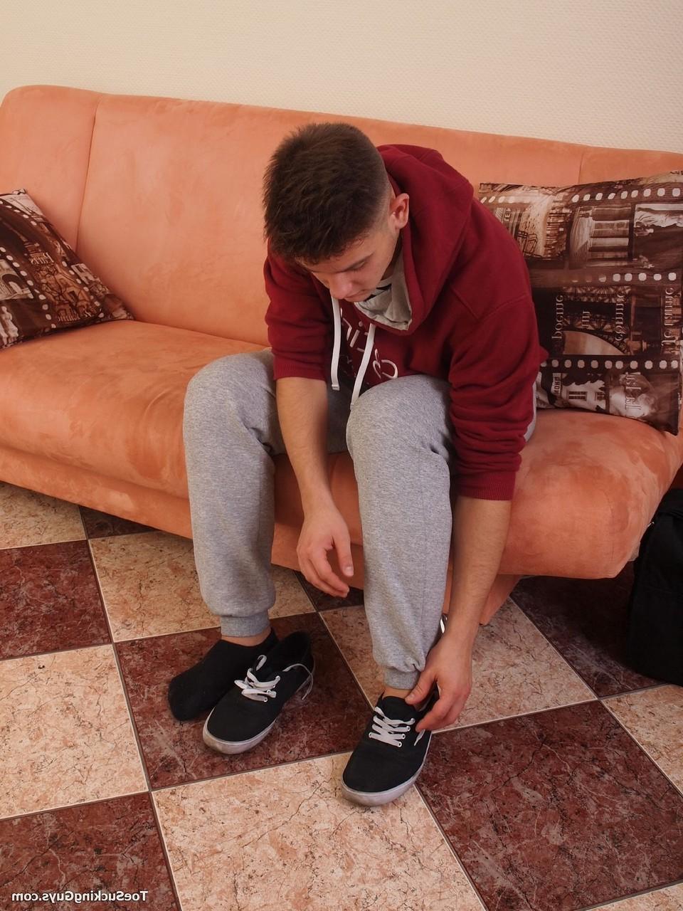 20P Piecia gay caliente huele sus calcetines antes de probar sus dedos de los pies y masturbarse la polla