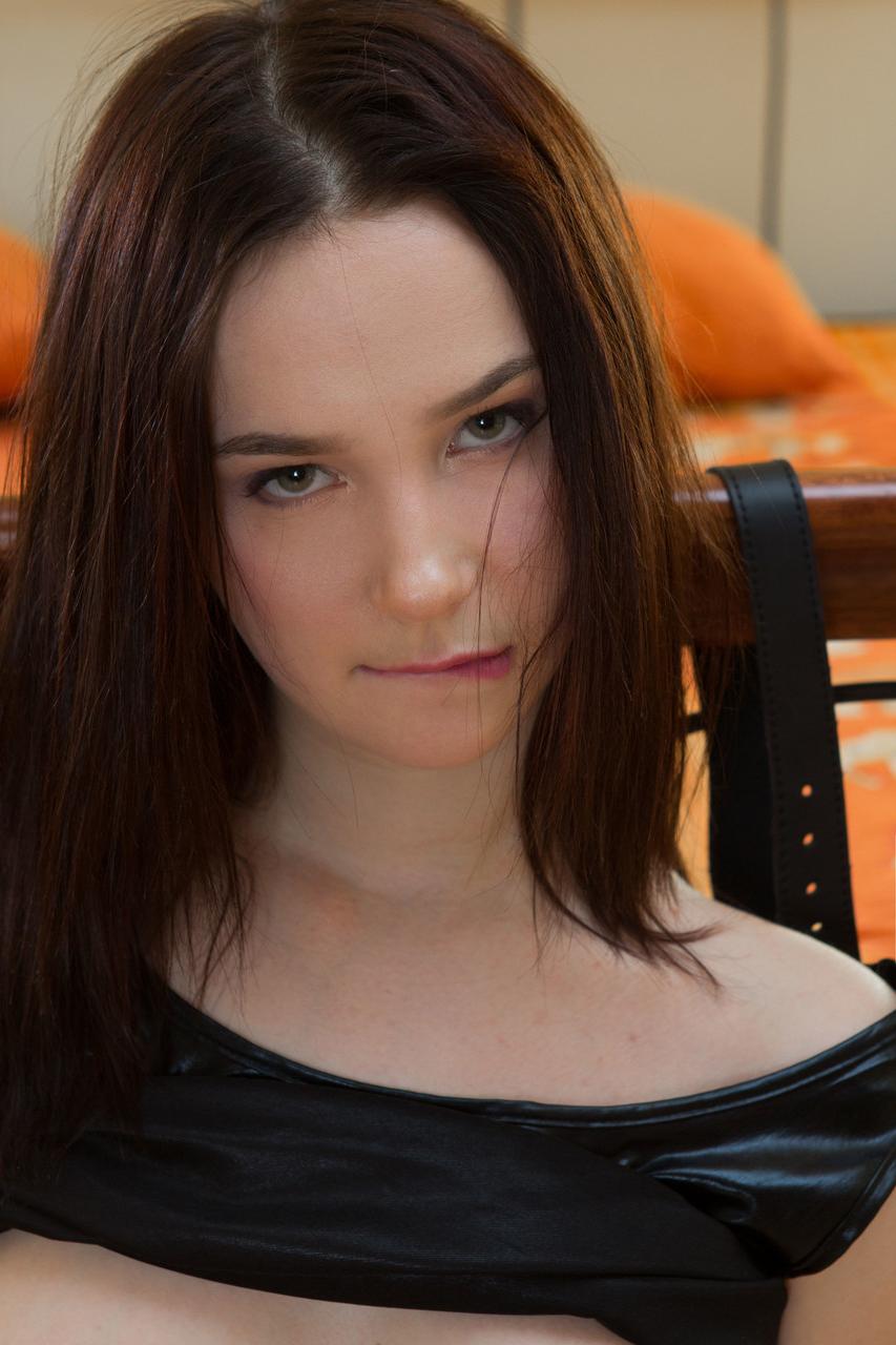 20P La jolie brune Ruta montre ses seins d'adolescente et doigte sa chatte taillée.