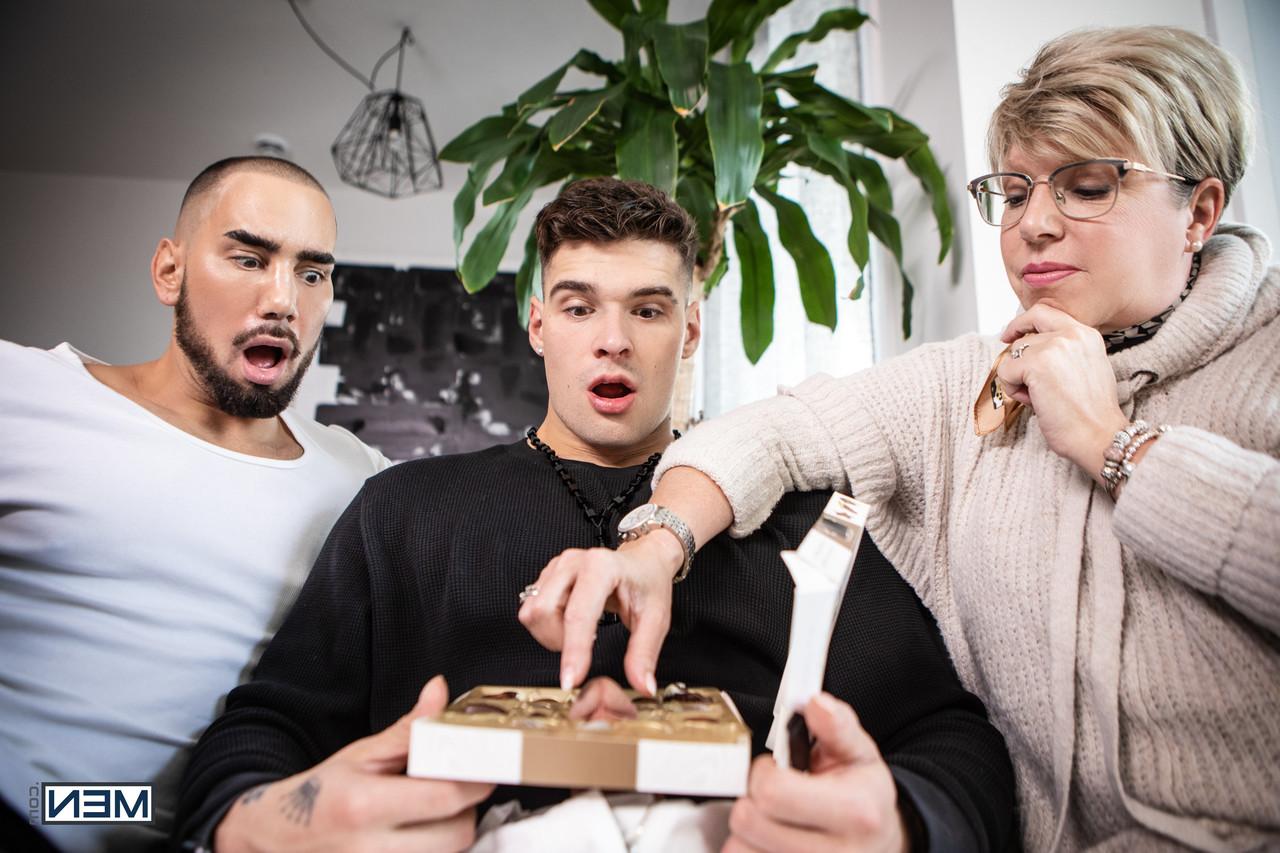 14P Die muskulösen schwulen Männer Malik Delgaty und Tayler Tash ficken, während ein altes Paar zusieht