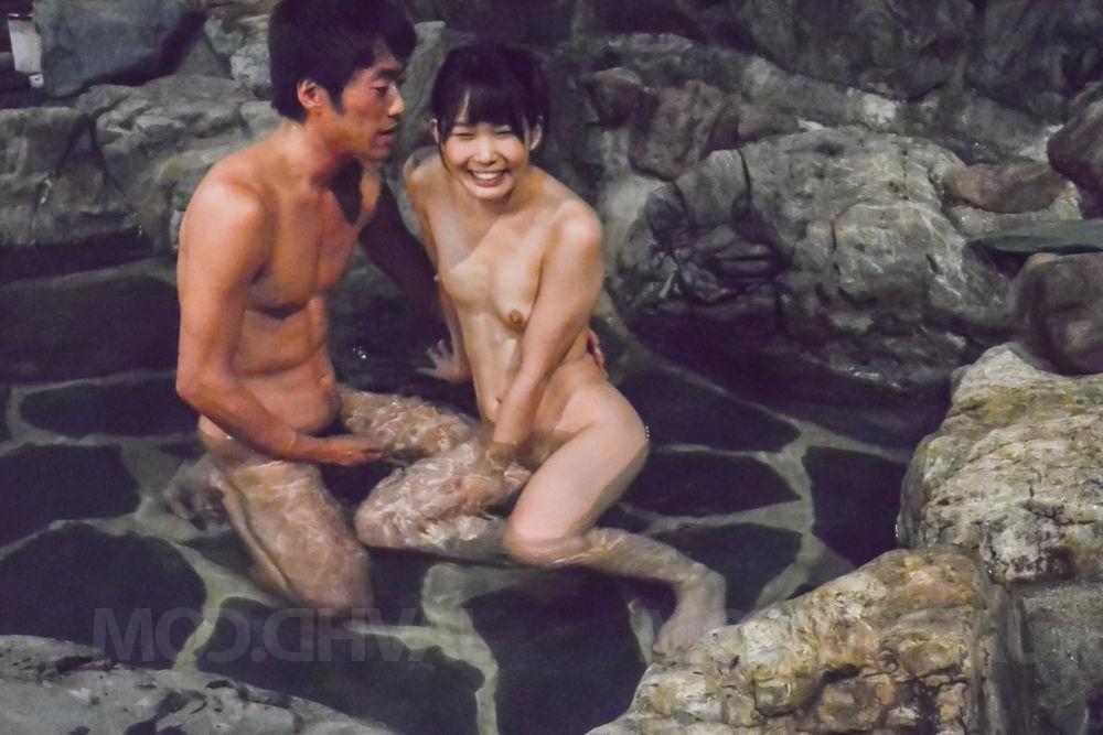 16P Японка Юи Касугано занимается сексом со своим другом в воде