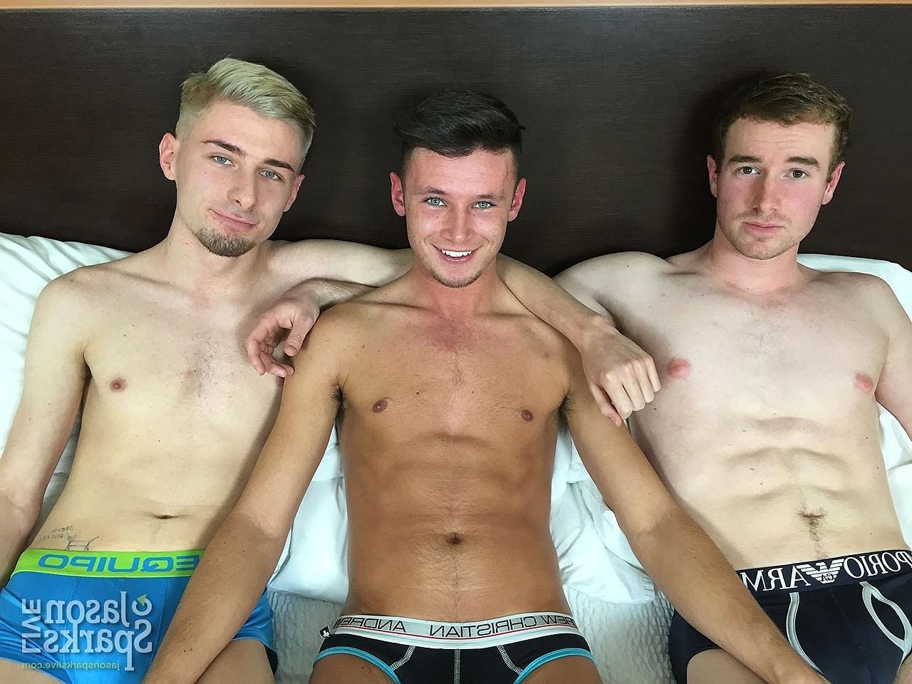 20P Trent Tyler é fodido por seus colegas de quarto gays Zach Lockhart e Damon Archer