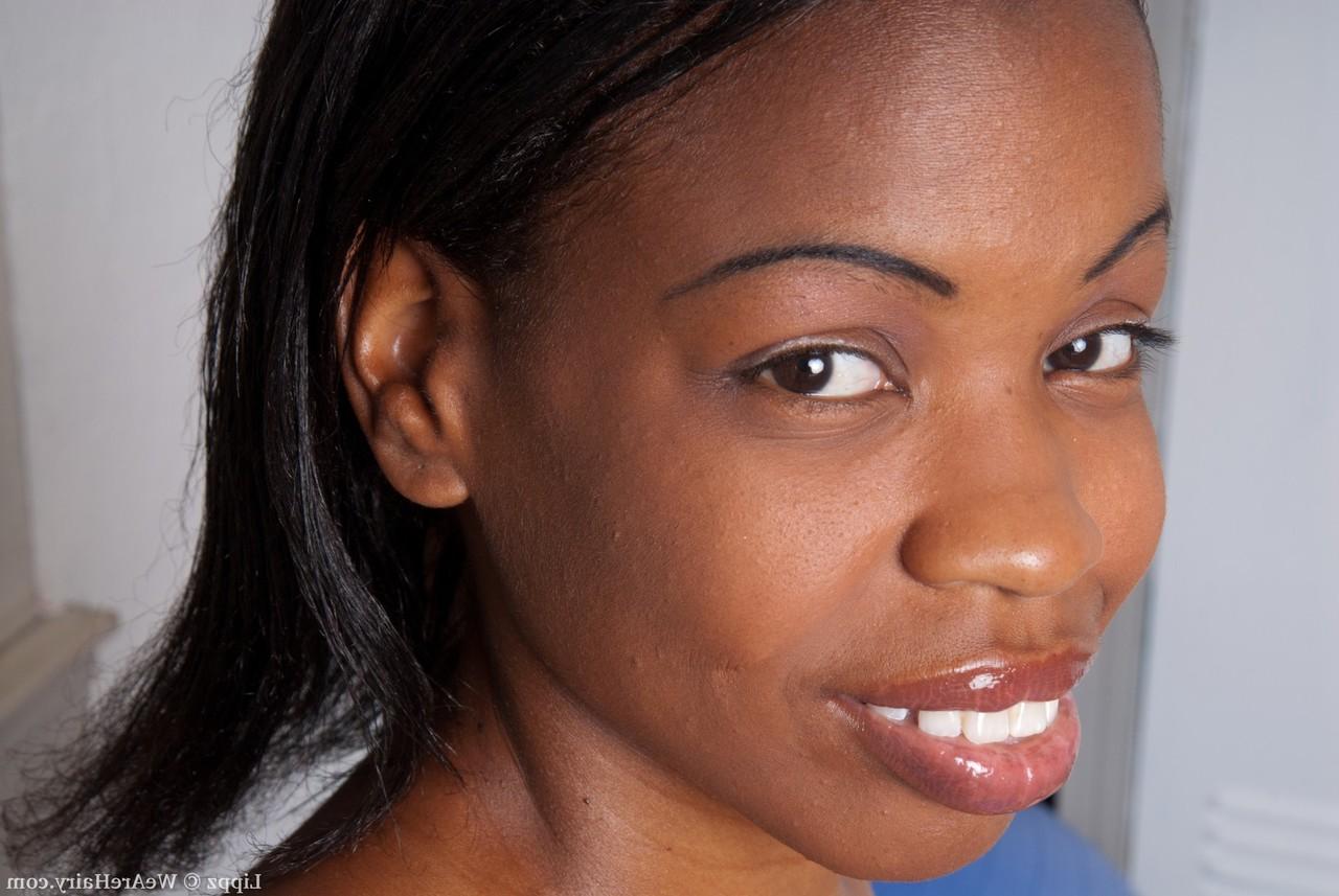 10P Rapariga negra a solo com mamas naturais espalha a sua rata totalmente natural