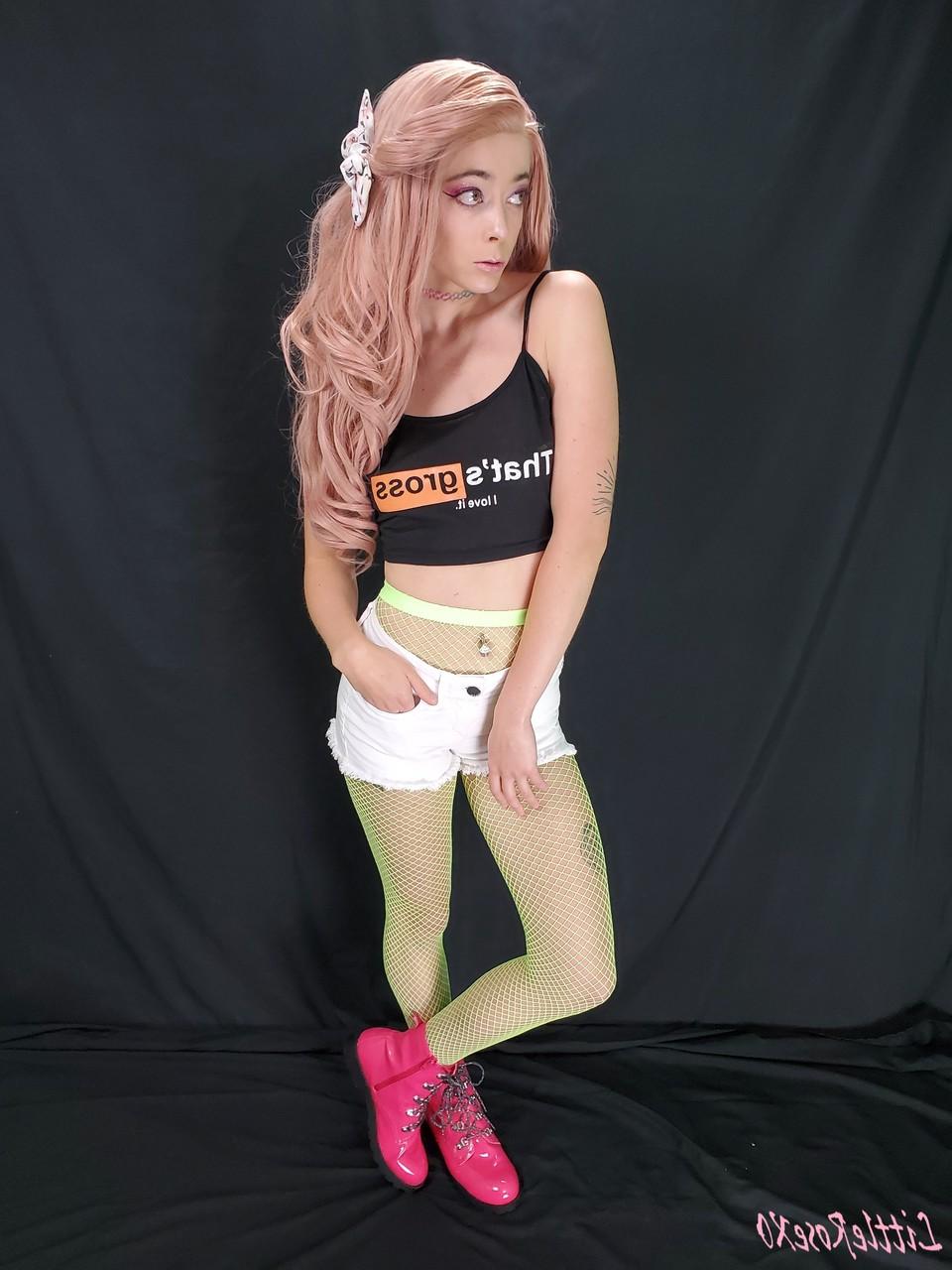 20P La pequeña zorra Rose posa con su top de PornHub, pantalones cortos de mezclilla y medias de rejilla