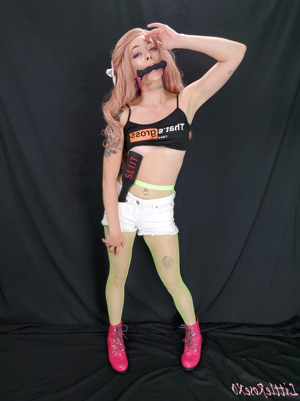 20P La pequeña zorra Rose posa con su top de PornHub, pantalones cortos de mezclilla y medias de rejilla