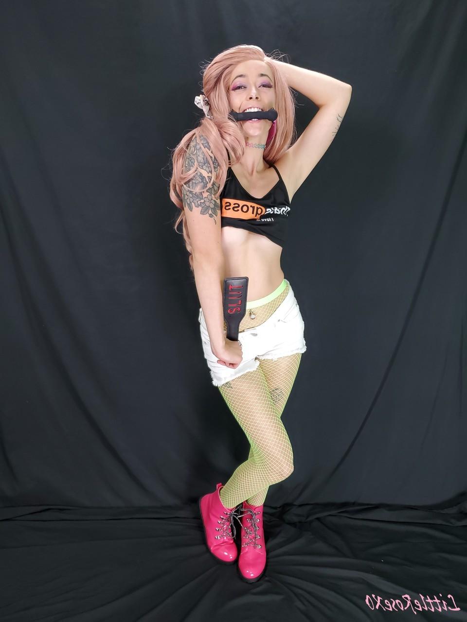 20P La pequeña zorra Rose posa con su top de PornHub, pantalones cortos de mezclilla y medias de rejilla
