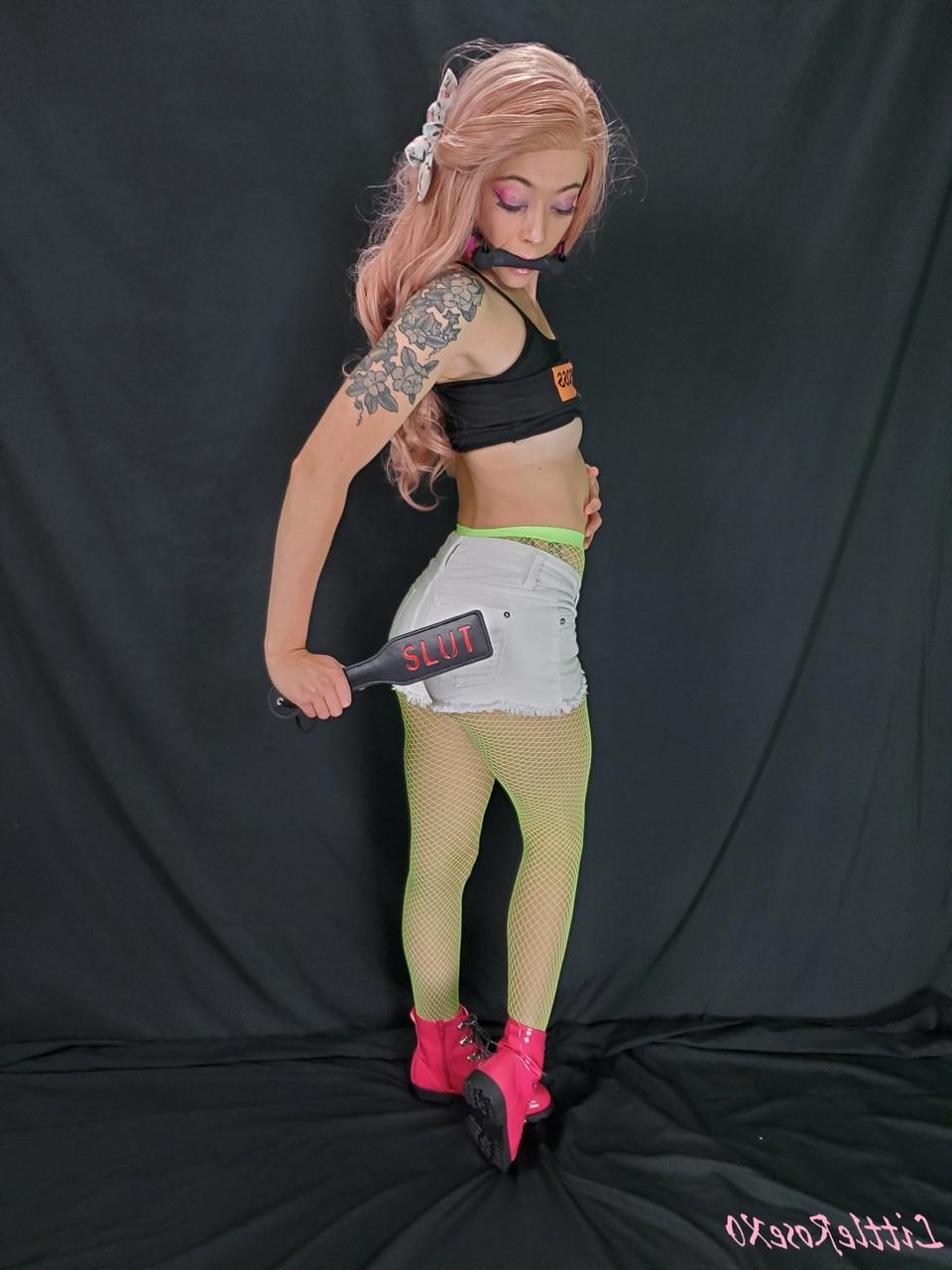 20P La pequeña zorra Rose posa con su top de PornHub, pantalones cortos de mezclilla y medias de rejilla