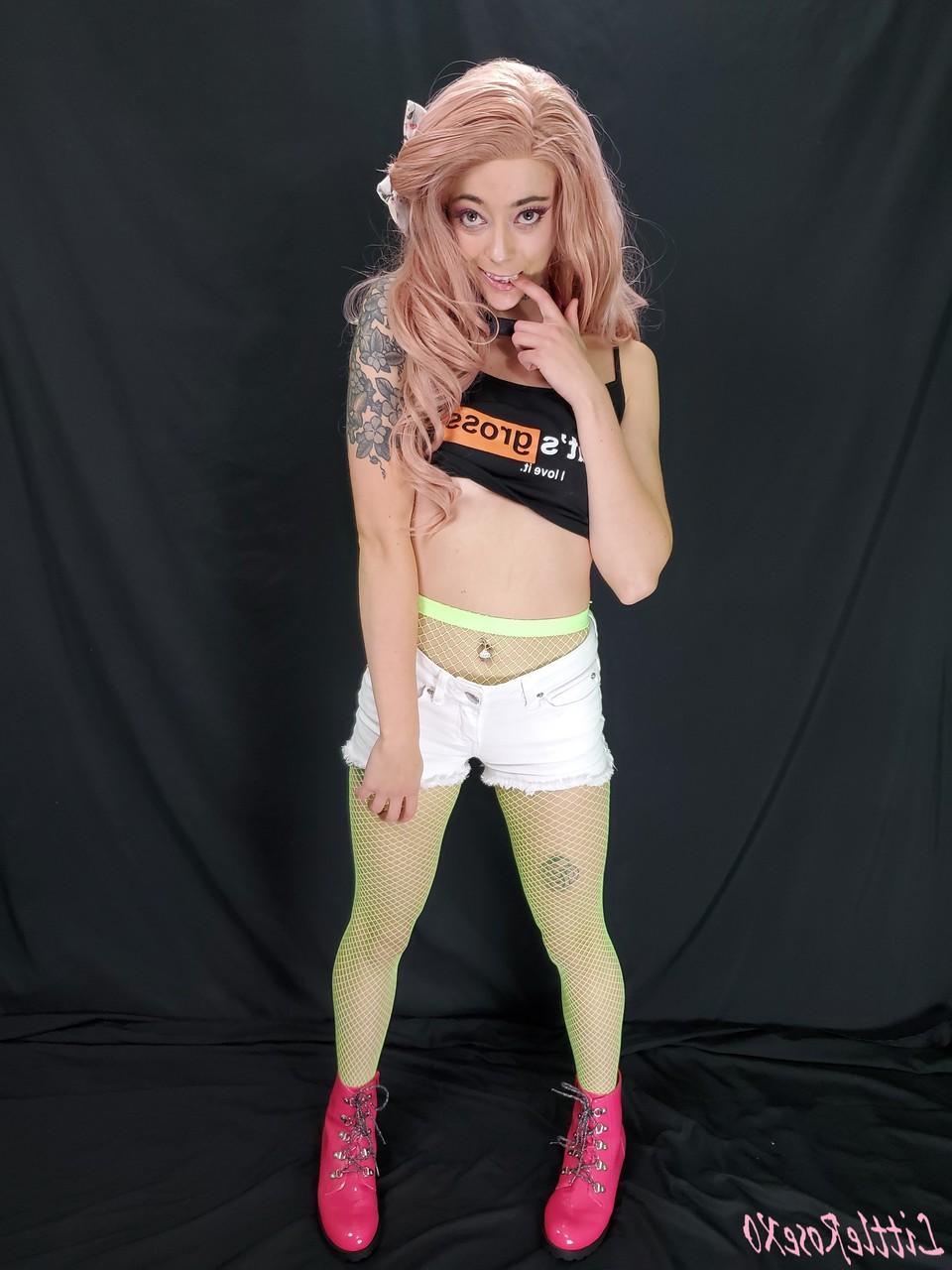 20P La pequeña zorra Rose posa con su top de PornHub, pantalones cortos de mezclilla y medias de rejilla