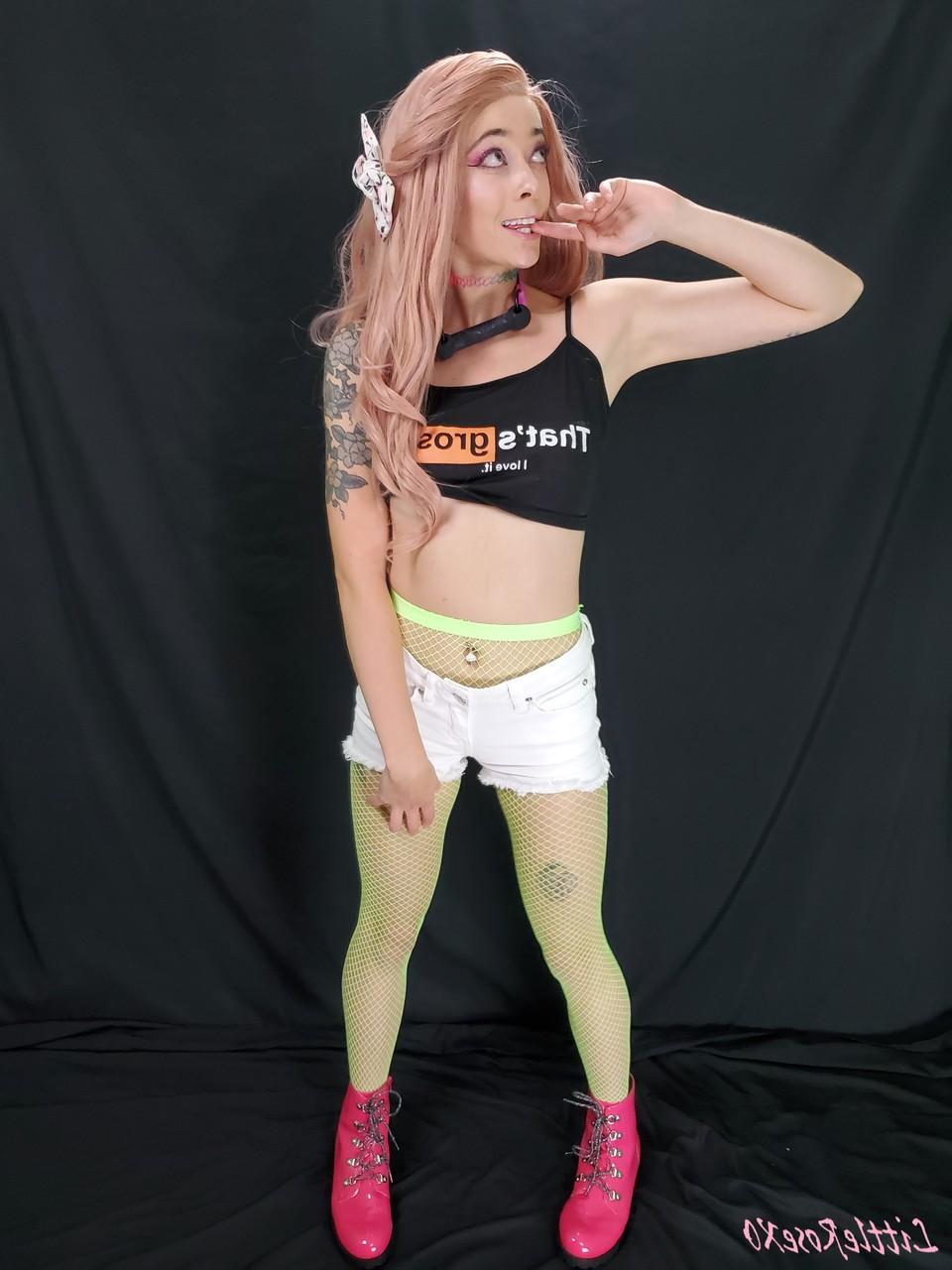 20P La pequeña zorra Rose posa con su top de PornHub, pantalones cortos de mezclilla y medias de rejilla