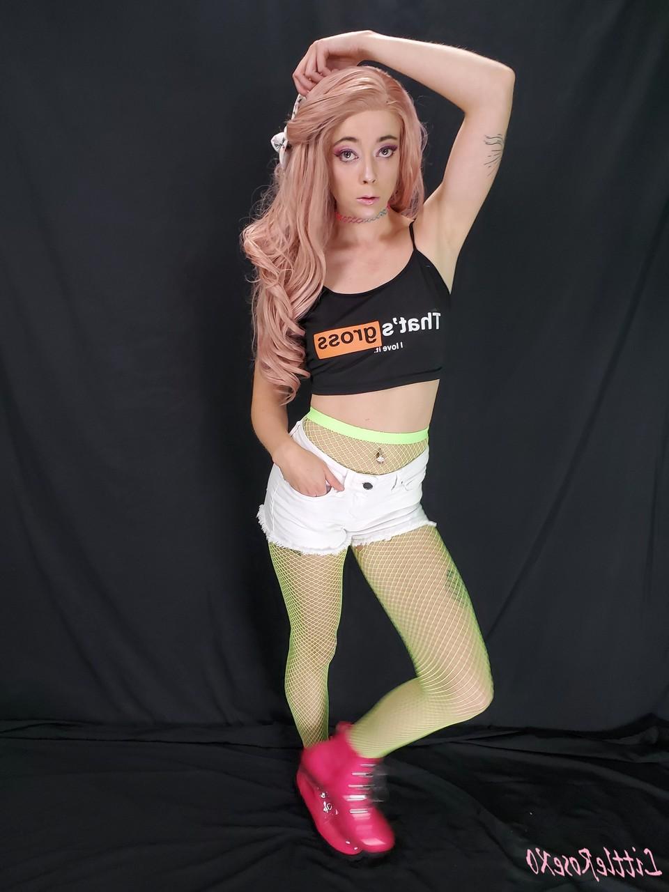 20P La pequeña zorra Rose posa con su top de PornHub, pantalones cortos de mezclilla y medias de rejilla