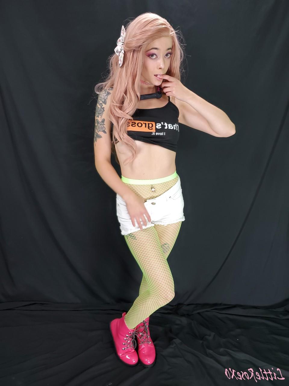 20P La pequeña zorra Rose posa con su top de PornHub, pantalones cortos de mezclilla y medias de rejilla