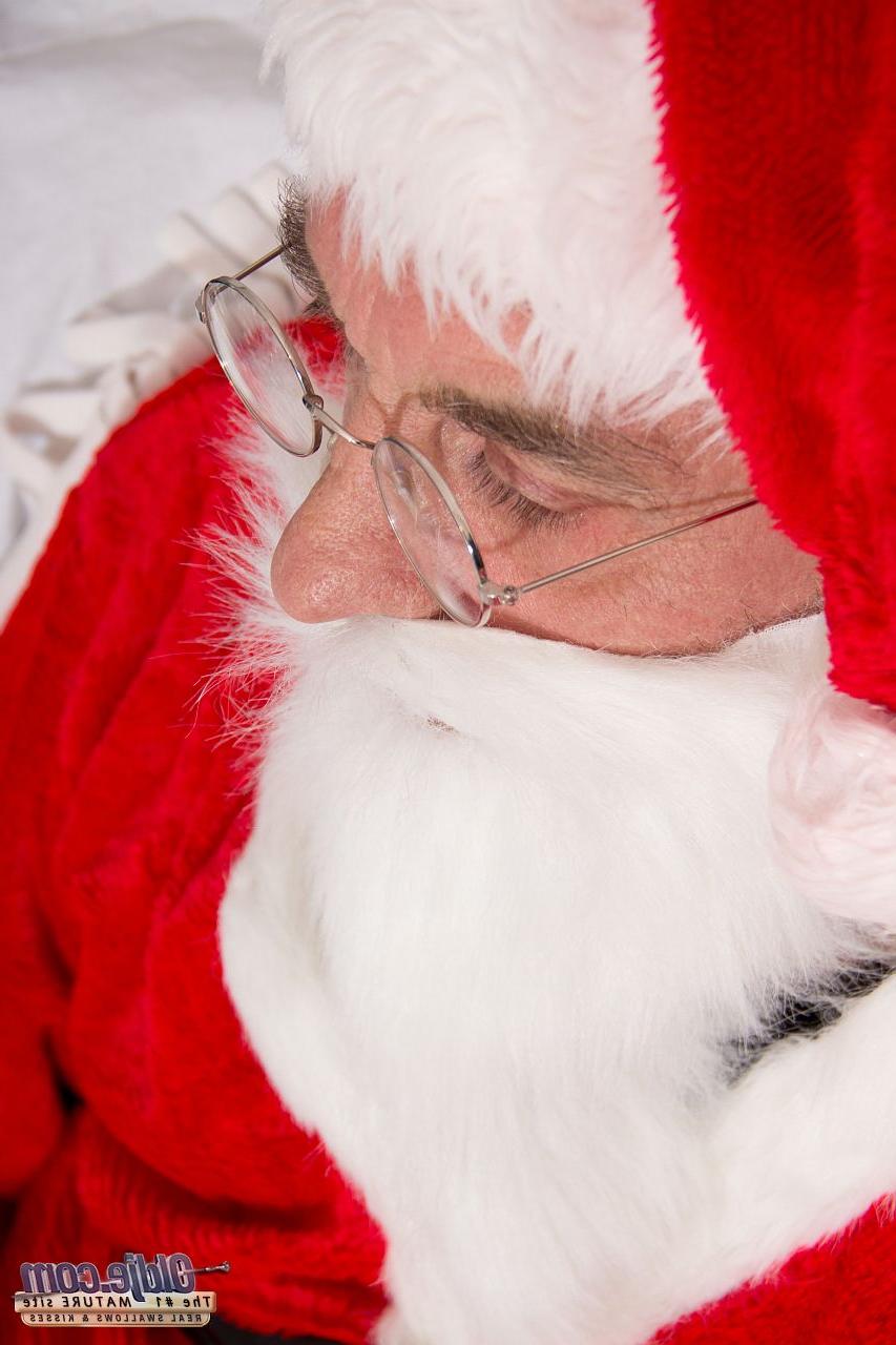 18P Die freche blonde Elfe wird vom Weihnachtsmann verprügelt, bevor ein heißer Weihnachtsdreier ihn lutscht und fickt