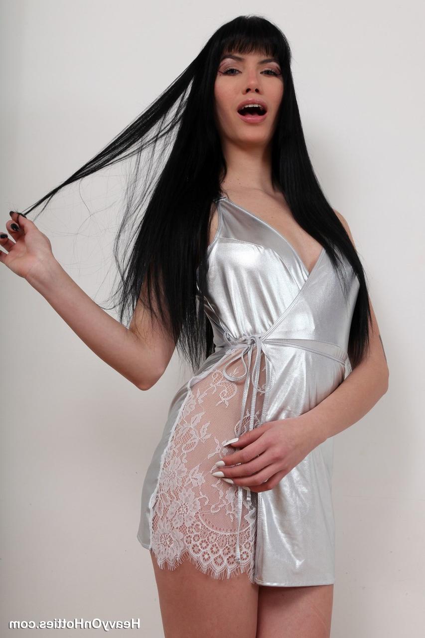 16P La amateur de pelo oscuro Yenifer Chacón mantiene la boca bien abierta para una corrida