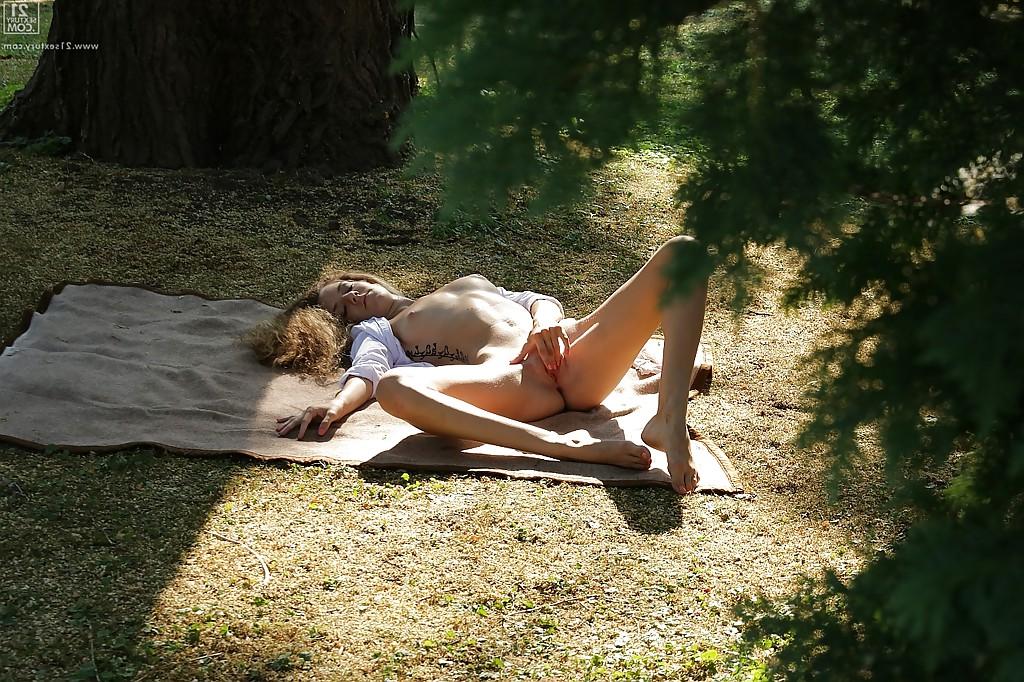 16P A modelo solo magrinha Monique Woods se masturbando com a buceta raspada do lado de fora