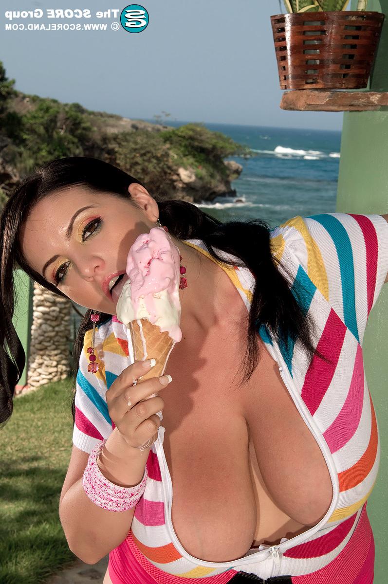 16P BBW Arianna Sinn lambe um sorvete que ela colocou entre seus seios enormes