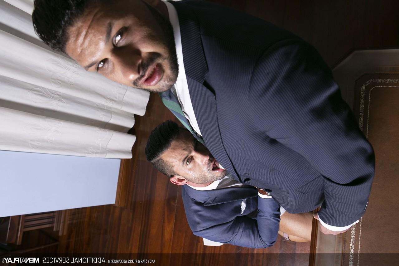 20P Os lindos latinos gays Andy Star e Pierre Alexander fazem sexo anal no escritório