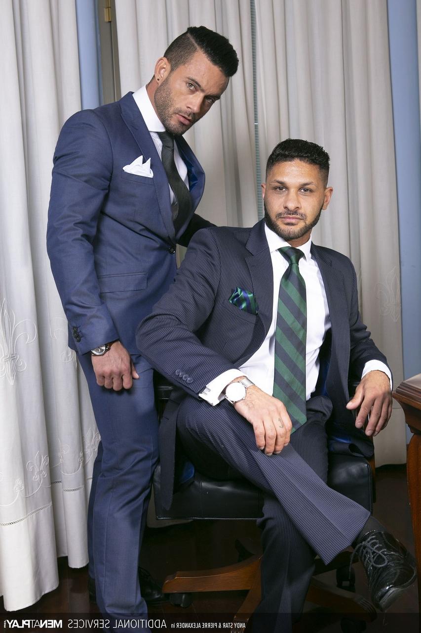 20P Os lindos latinos gays Andy Star e Pierre Alexander fazem sexo anal no escritório