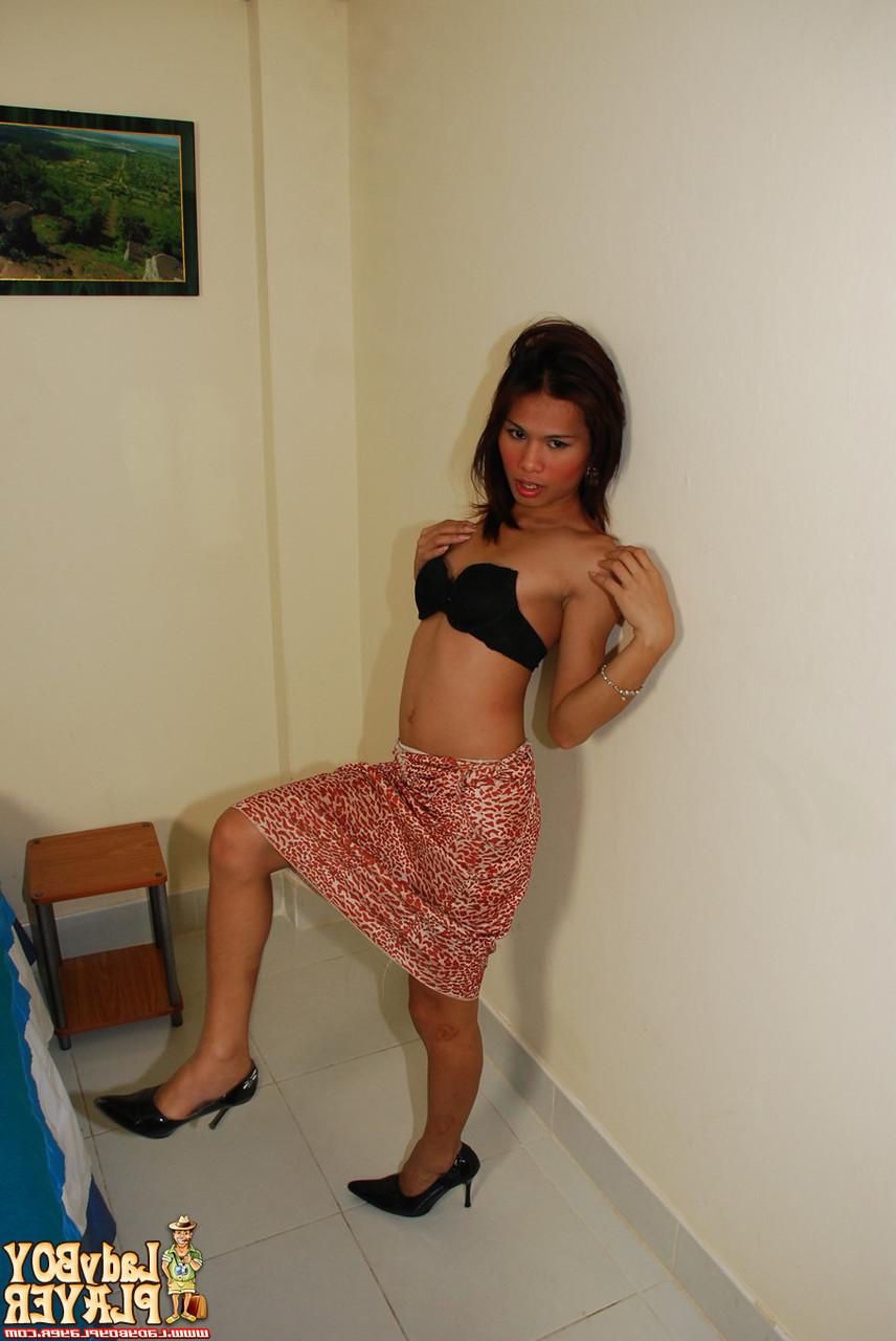 20P L'adorable transexuelle asiatique Pancake enlève sa robe et affiche sa bite raide.