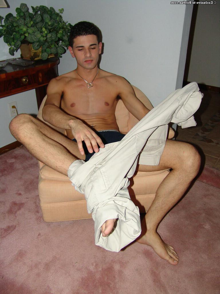 20P El guapo Sean 3 se desnuda y muestra sus grandes pelotas y su culo peludo