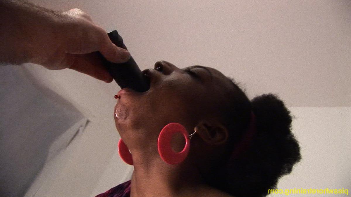 15P A garota negra Revay mija em uma tigela enquanto está nua com um par de salto alto