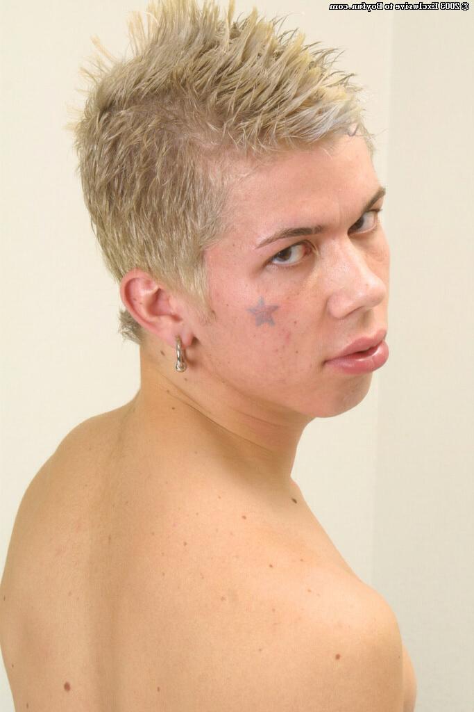 20P Blonder Schnuckel mit Ohrringen Gage zieht sich nackt aus und masturbiert in einem schwulen Solo
