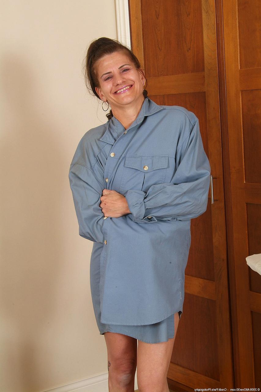 20P Vanessa s, ama de casa madura alta, se desnuda y se toca mientras plancha la ropa