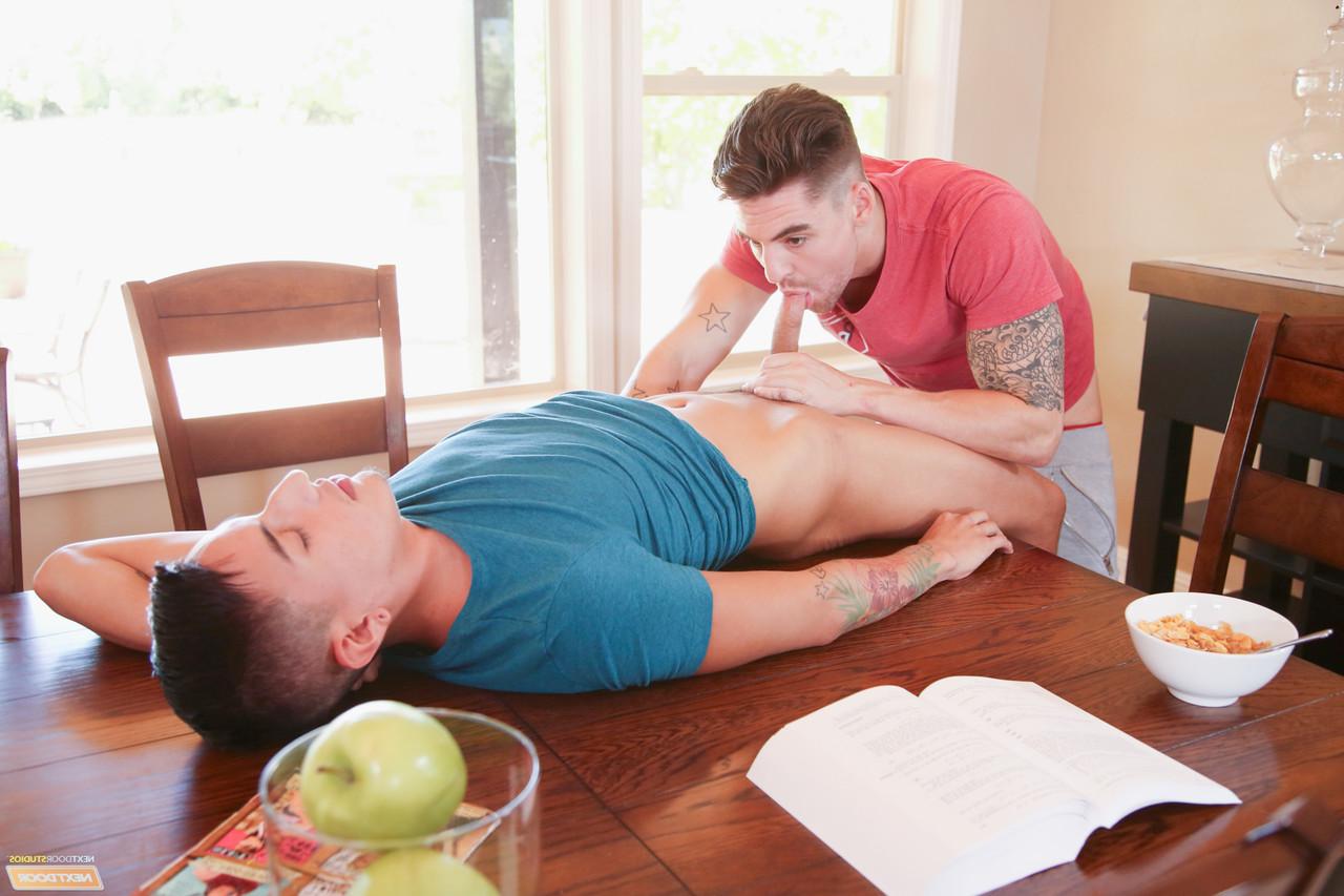 20P Twinks insaciables amateurs chupando y follando en una compilación gay humeante