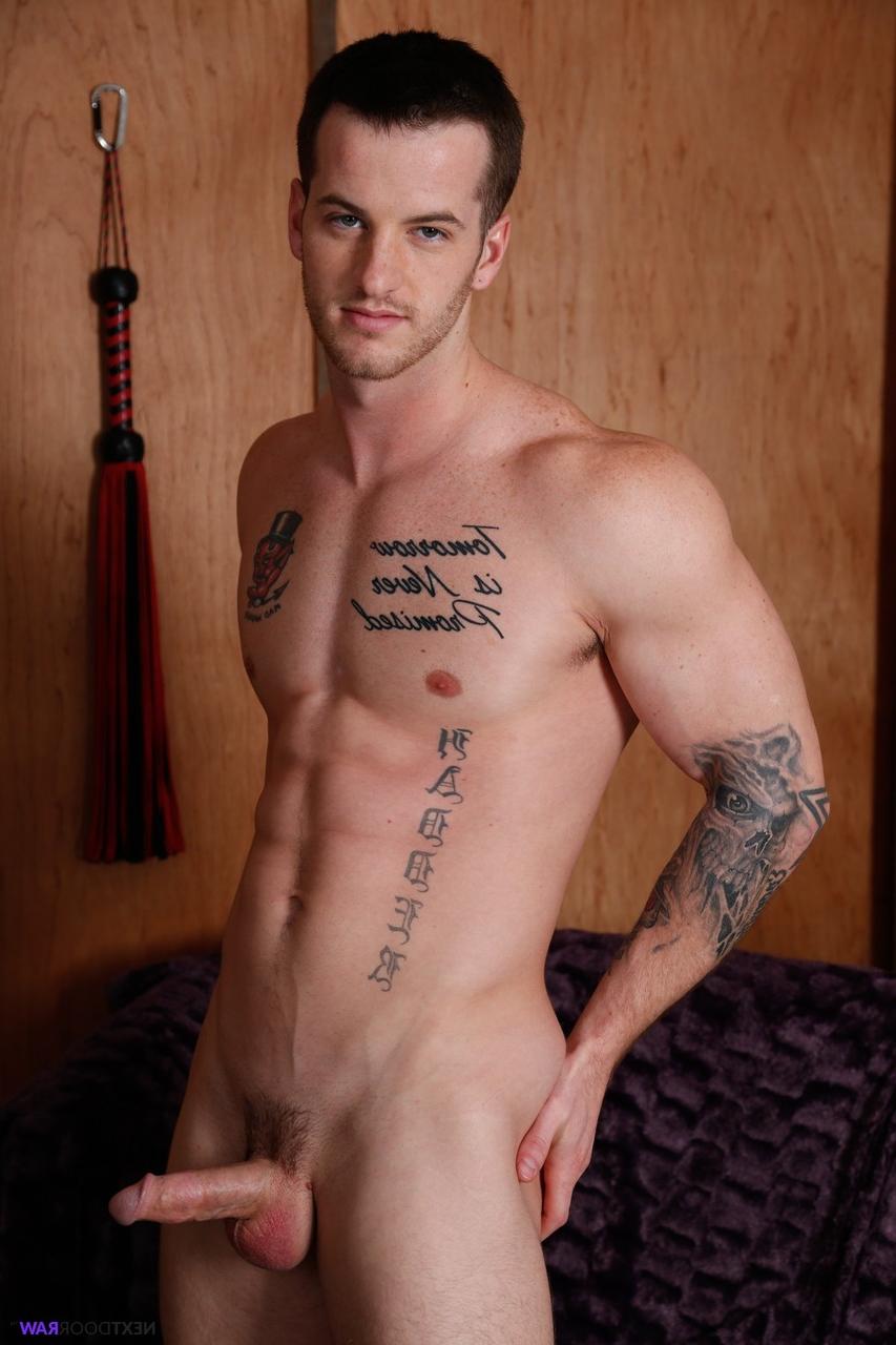 20P Garanhões tatuados fodem os idiotas uns dos outros em um trio gay violento