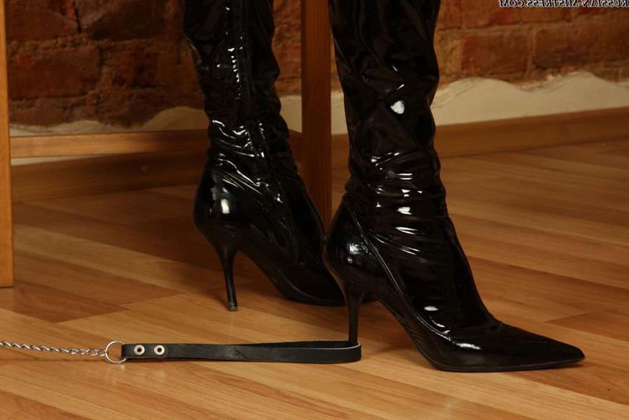 16P Rubia caliente tiene sus pies adorados por su esclavo sumiso