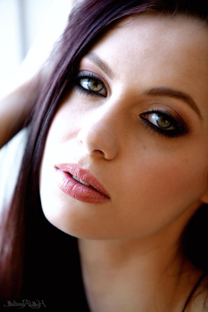 16P Das dünne Glamour-Model Jessica Dawn lässt sich Zeit, BH und Höschen auszuziehen